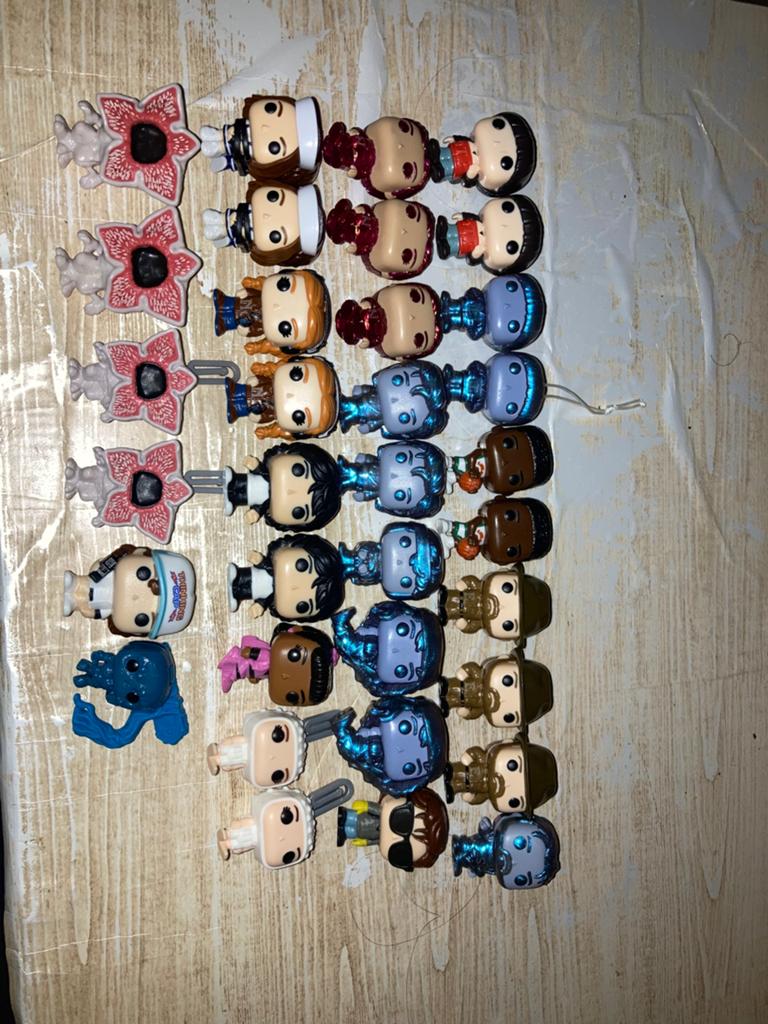 Mini figurine stranger things, Collections, Broches, Pins & Badges, Enlèvement ou Envoi, Comme neuf, Figurine