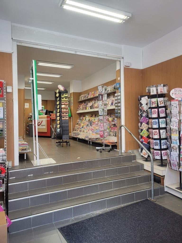 Boekwinkel wordt overhandigd, Zakelijke goederen