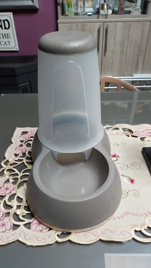 Grote dispenser voor kattenvoeding., Ophalen, Zo goed als nieuw