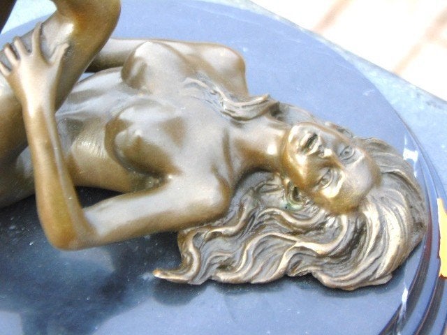 Naakte vrouw met benen in de lucht brons gesigneerd, MAVCHI, Antiek en Kunst, Ophalen of Verzenden, Brons