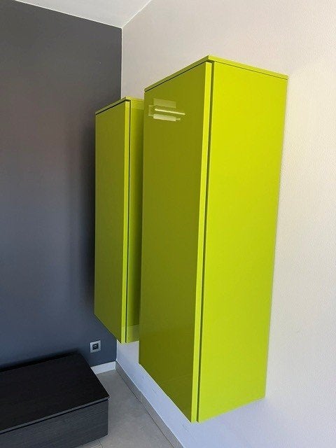 Glanzende hangkastjes in gloednieuwe staat, Ophalen, Met deur(en), 100 tot 150 cm, Zo goed als nieuw