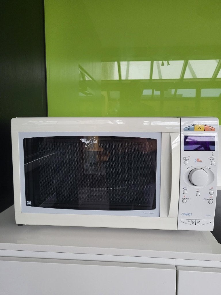 Whirlpool combioven microgolf en hetelucht, Elektronische apparatuur, Microgolfovens, Gebruikt, Vrijstaand, Combi-microgolfoven