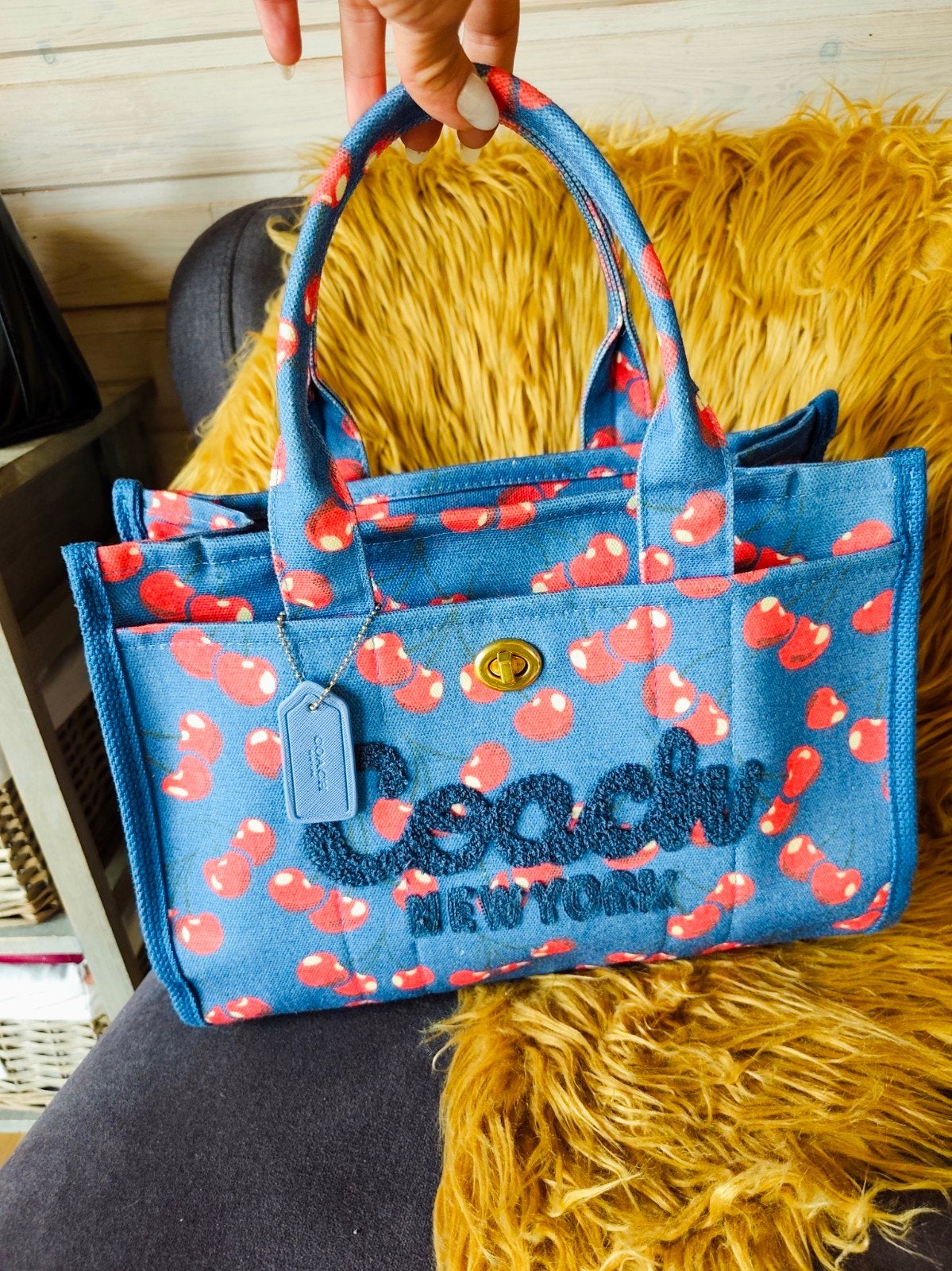 blauwe denim Coach Cargo Tote 34 met kersandruk, Handtassen en Accessoires, Ophalen of Verzenden, Blauw