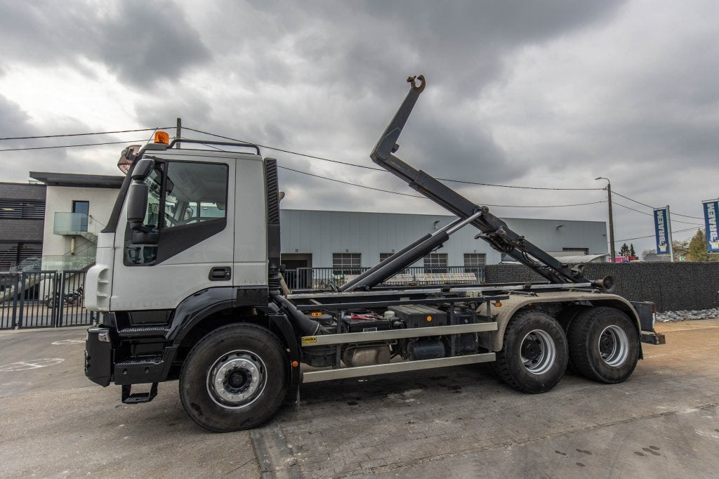 Iveco TRAKKER 410 - 121 499 KM (bj 2011), Auto's, Euro 5, Achterwielaandrijving, Iveco, Wit
