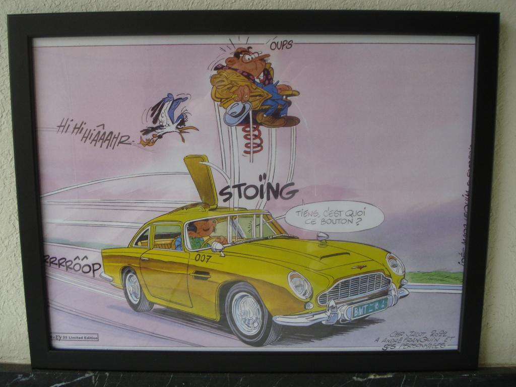 Dessin Hommage à l'Aston Martin James Bond & Gaston Lagaffe, Neuf, Enlèvement ou Envoi, Avec cadre, Rectangulaire horizontal