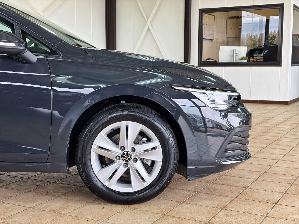 Volkswagen golf - 1.5eTSI - 2023 - 9380 km - automaat, Auto's, Volkswagen, Stof, 4 cilinders, Emergency brake assist, Golf