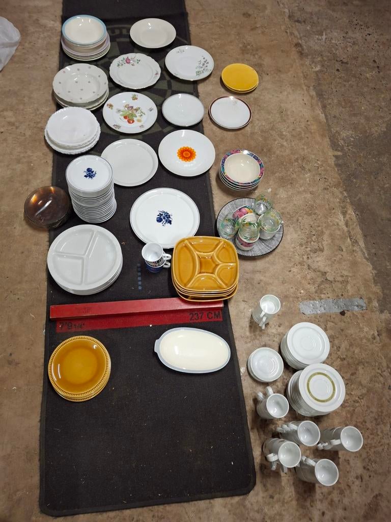 borden en tassen groot lot, Huis en Inrichting, Keuken | Servies, Ophalen, Bord(en)