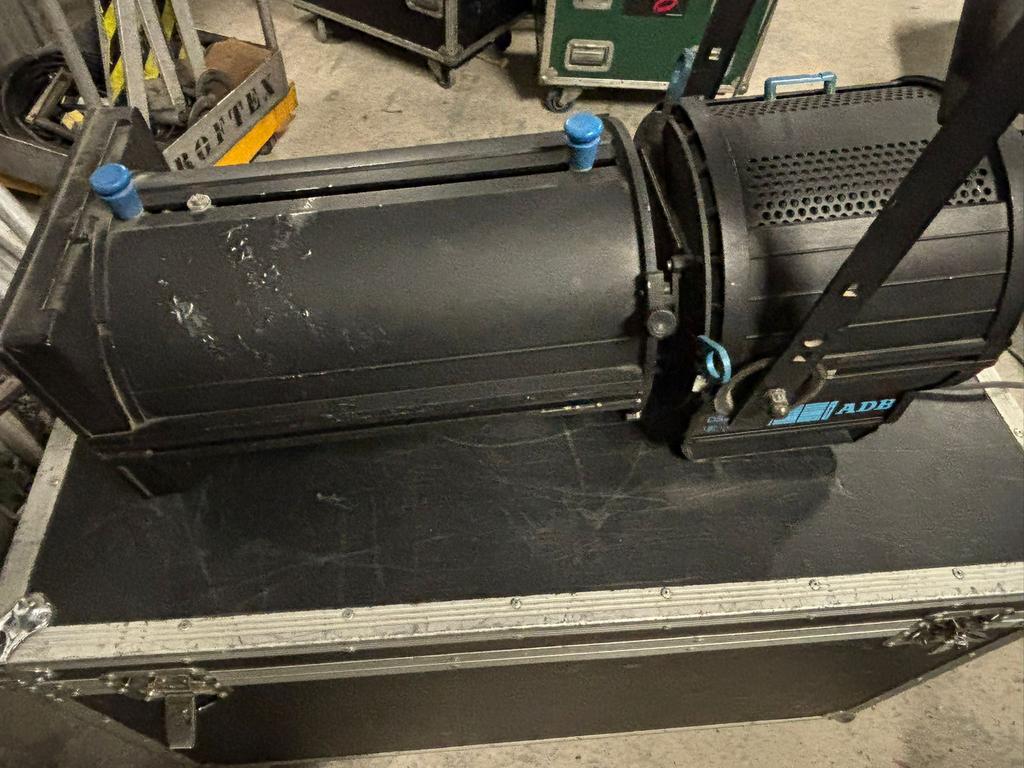 Adb 2kw profile spots, Muziek en Instrumenten, Ophalen, Zo goed als nieuw