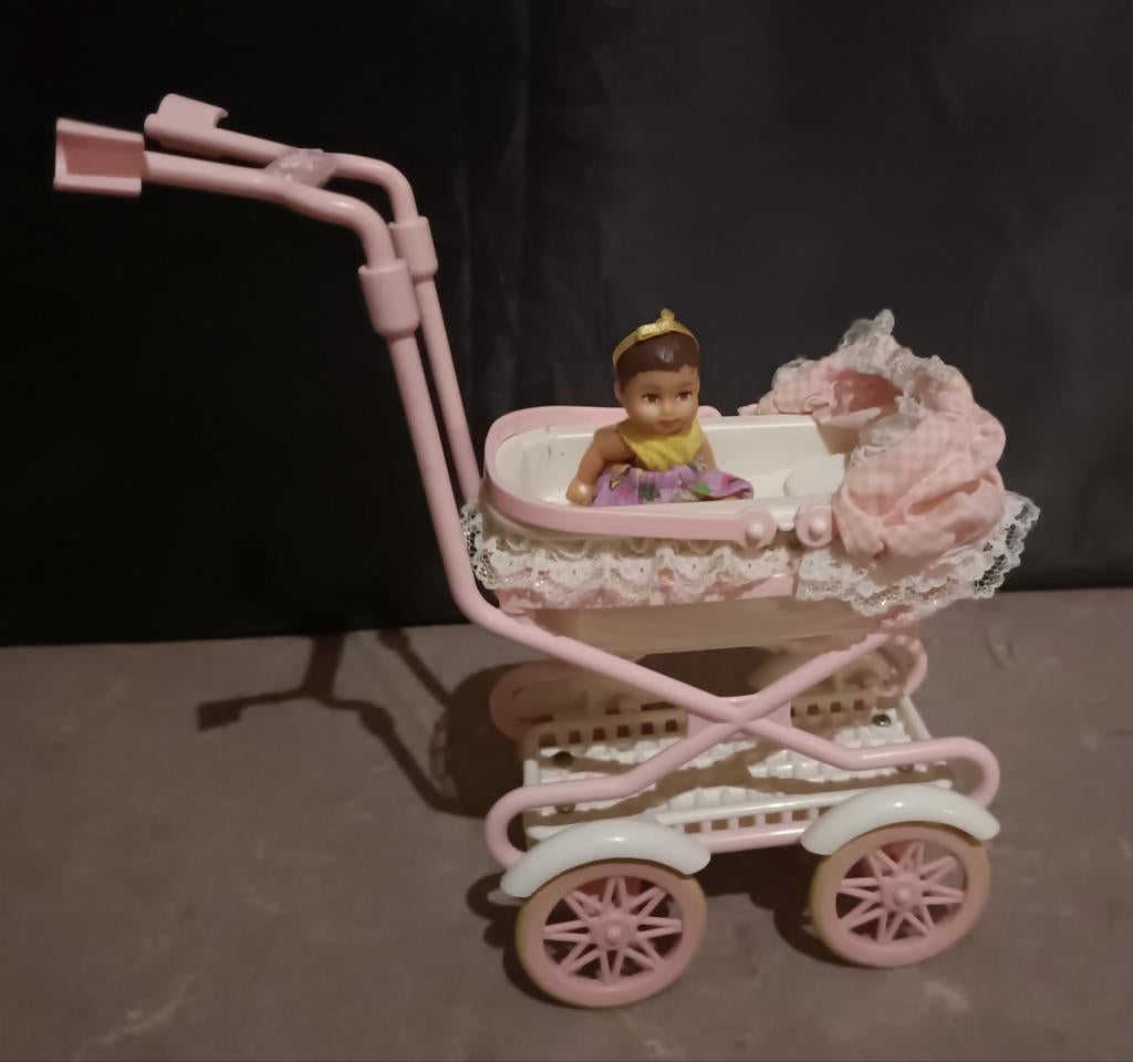 Barbie Krissy et poussette vintage 1999, Enfants & Bébés, Jouets | Poupées, Utilisé, Barbie, Enlèvement ou Envoi