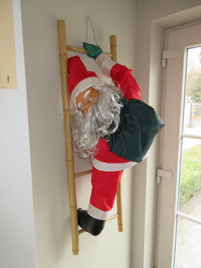Prachtige grote Kerstman op ladder aan muur kerstversiering, Diversen, Ophalen