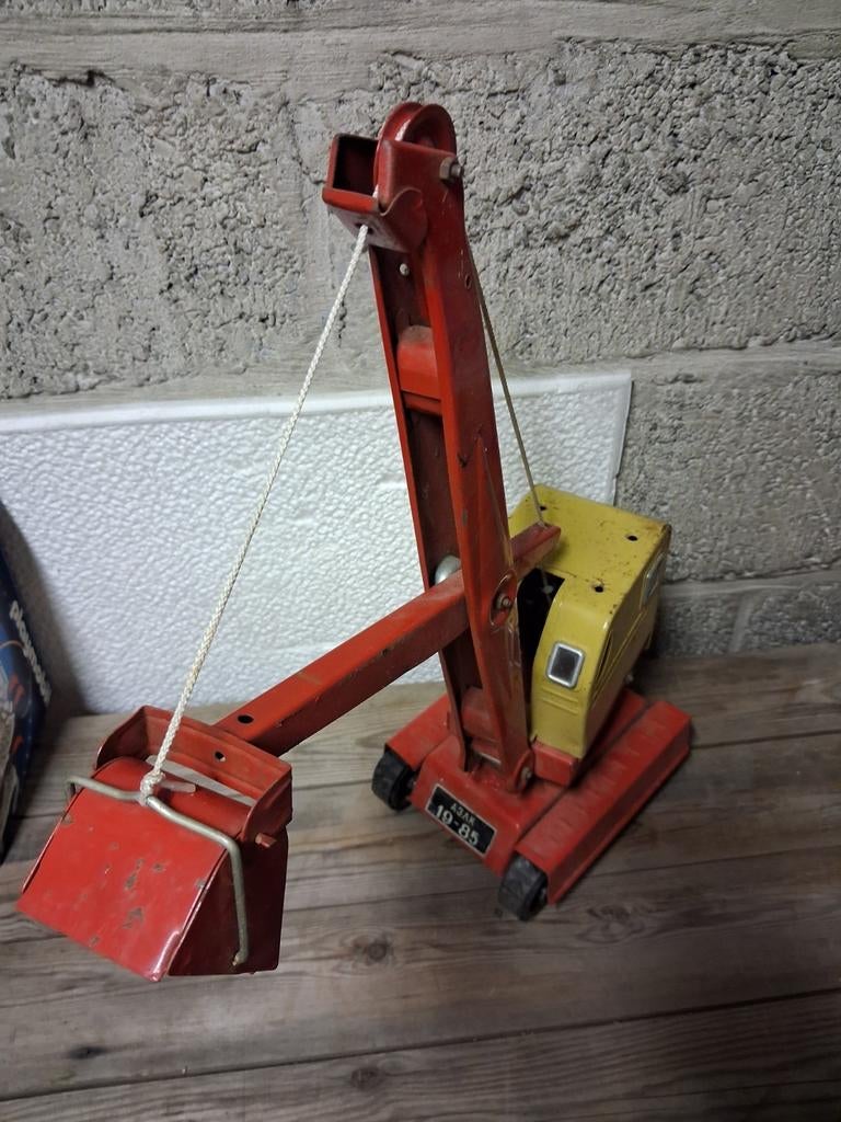 Jouets en étain. Grue. Excavatrice vintage., Enlèvement, Comme neuf