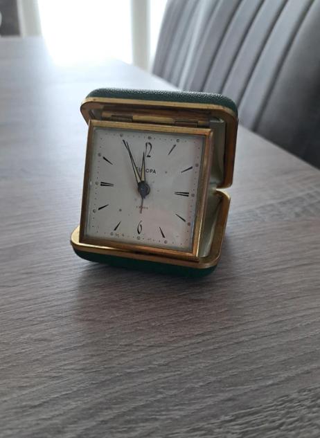 Europa horloge in vierkant doosje, Bijoux, Sacs & Beauté, Montres | Hommes, Autres marques, Enlèvement ou Envoi, Utilisé, Autres matériaux