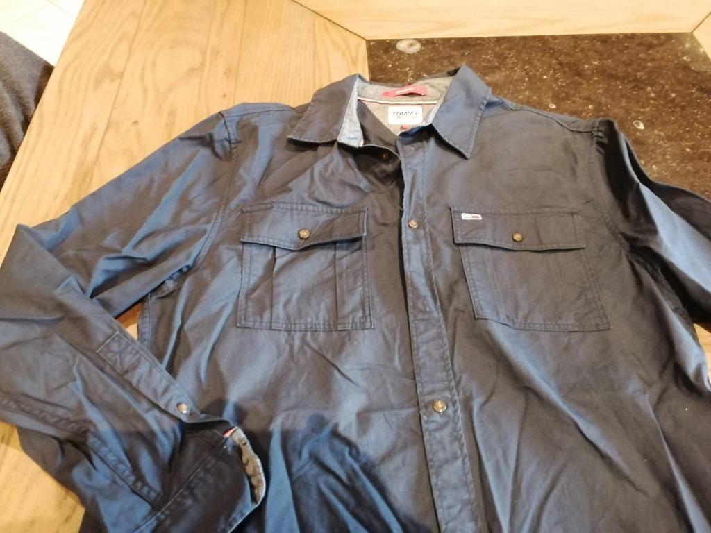 HEMD BLAUW MERK TOMMY JEANS – RELAXED FIT  – MAAT L, Tour de cou 41/42 (L), Enlèvement ou Envoi, Porté, Bleu