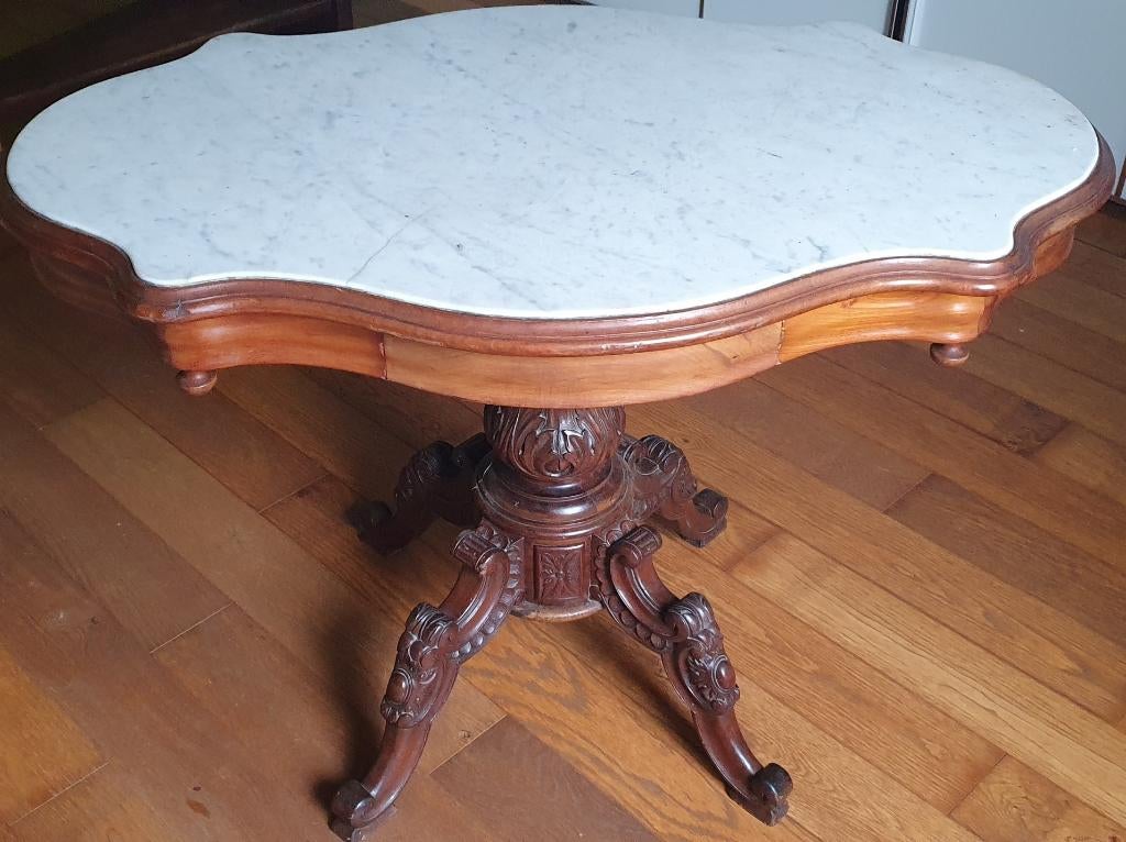 Table guéridon ancien. Pied central ., Enlèvement
