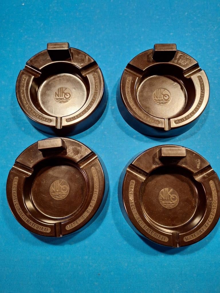 Bakkelieten asbakken Niko .elektrotechnische materiaal, Verzamelen, Ophalen of Verzenden