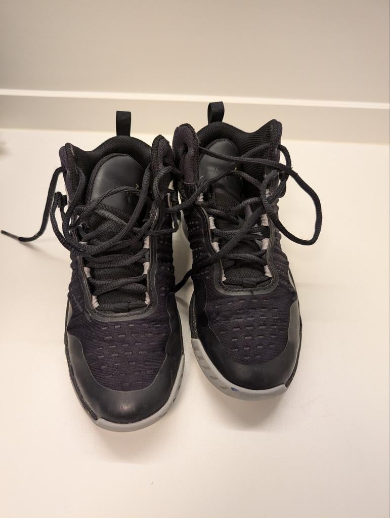 Basketschoenen jongen /meisje maat 36, Sport en Fitness, Basketbal, Ophalen, Zo goed als nieuw