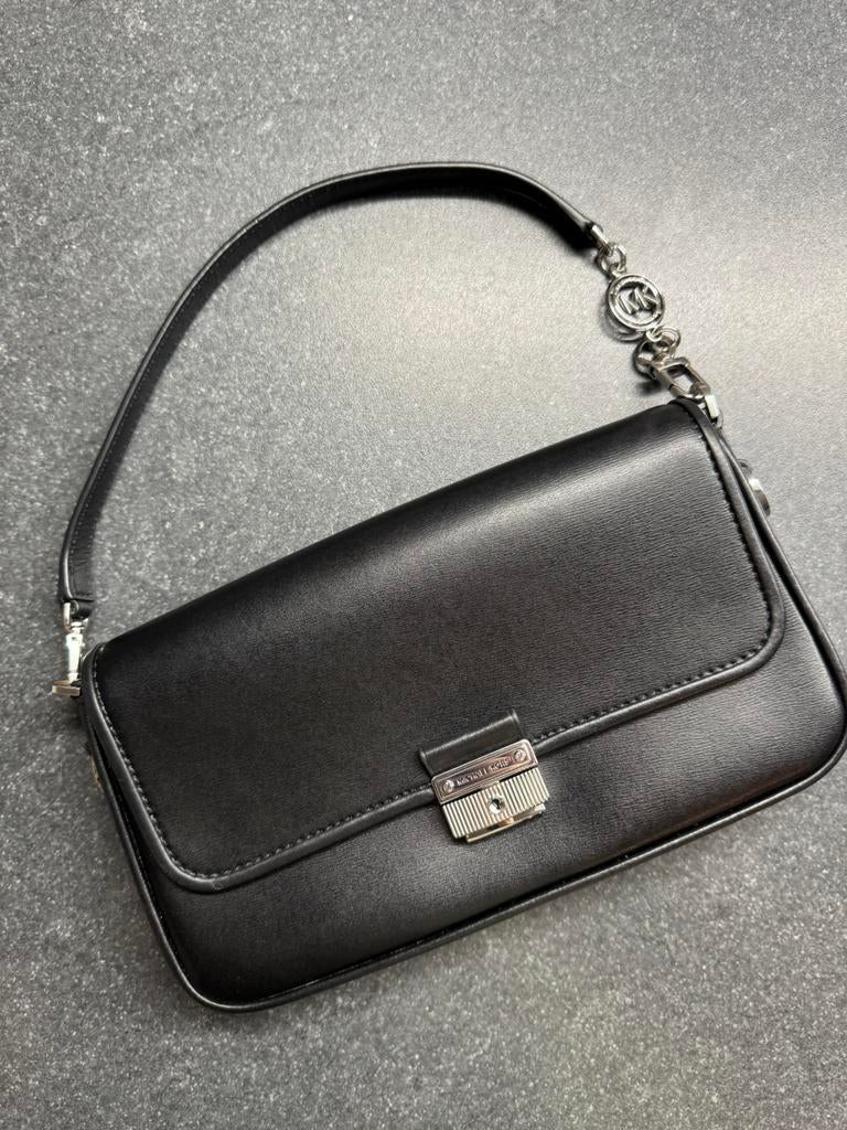 Zwarte tas van Michael Kors — Minimalistische elegantie !, Handtassen en Accessoires, Tassen | Damestassen, Ophalen of Verzenden