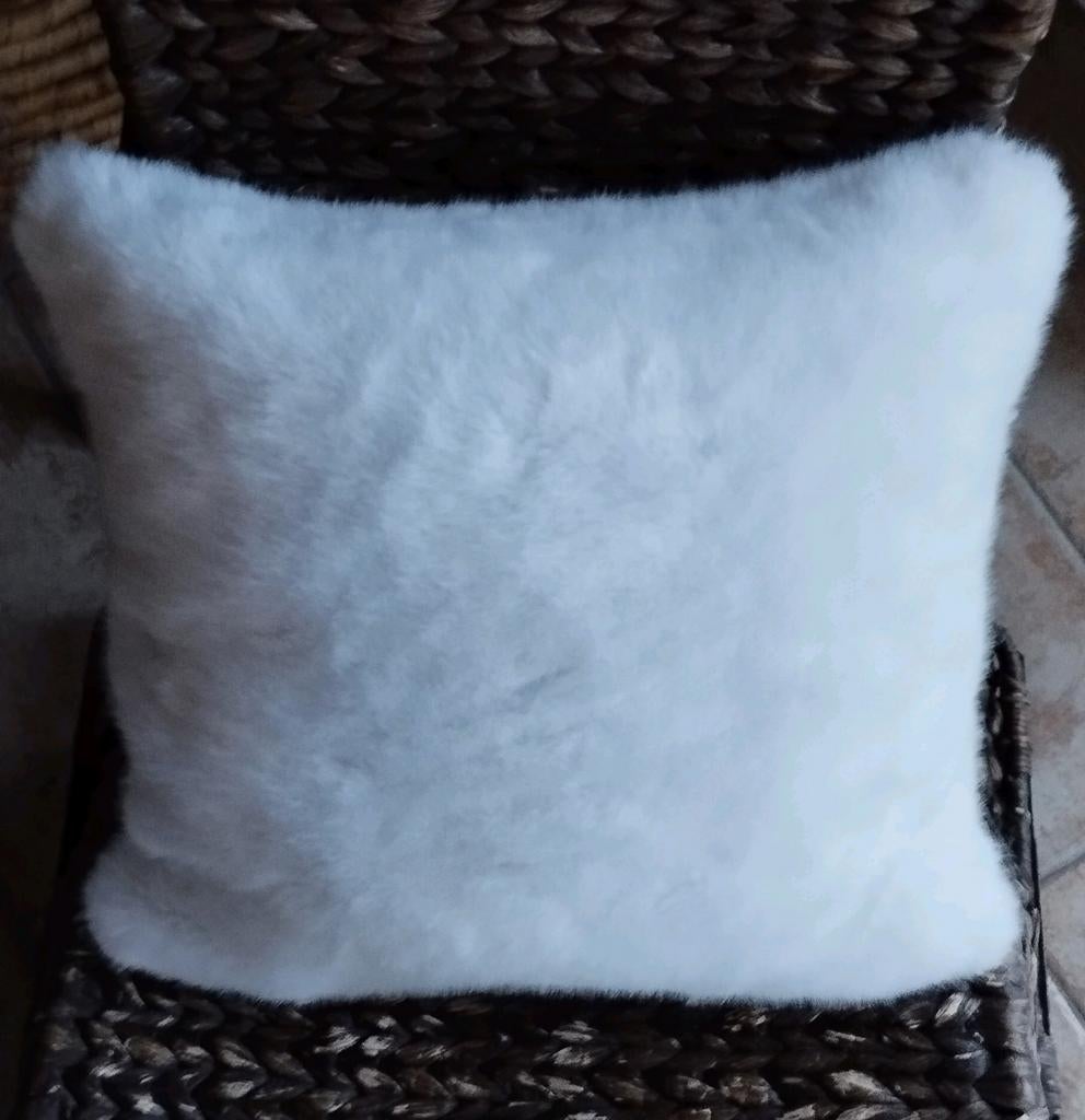 Coussin +-40x40 cm imitation fourrure blanche + garnissage, Maison & Meubles, Enlèvement, Blanc, Carré