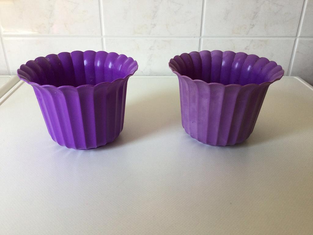 Twee paarse plastieken bloempotten - cachepots, Ophalen of Verzenden, Gebruikt