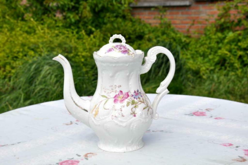 §  cafetiere en porcelaine fleurs mauve, Antiquités & Art, Enlèvement ou Envoi