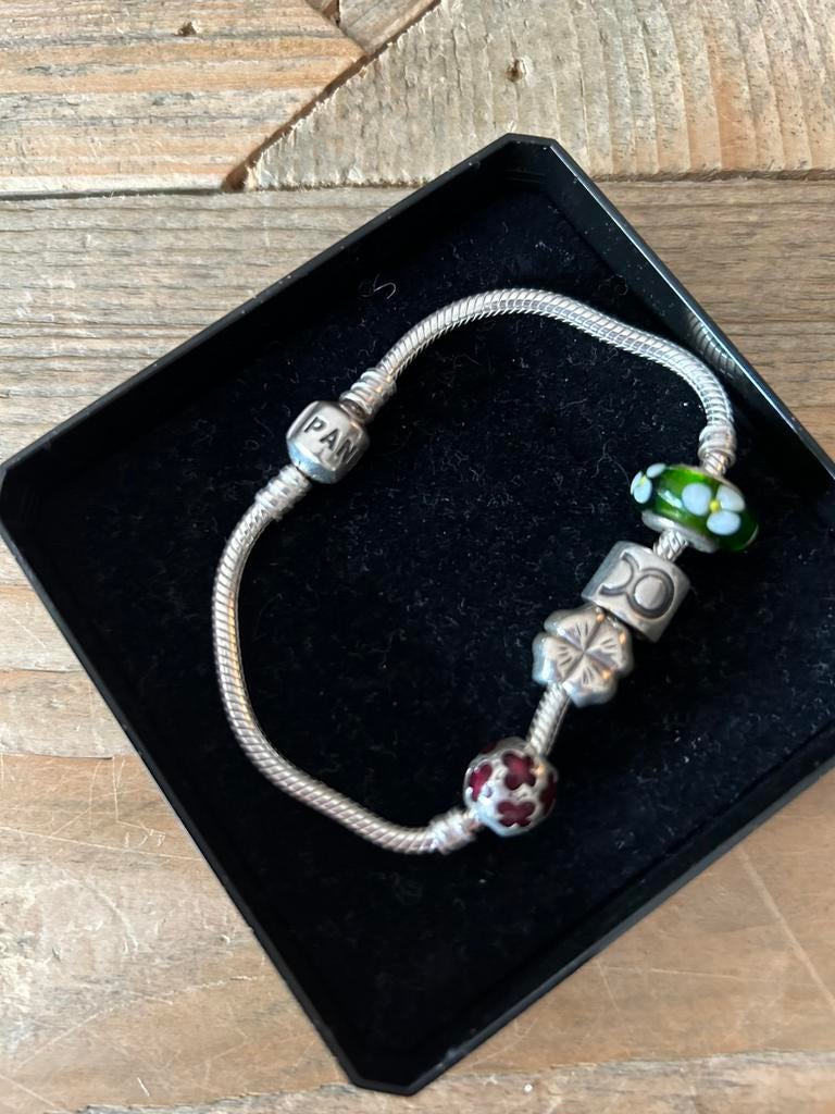 Armband van Pandora met 4 bedels, Ophalen, Zo goed als nieuw