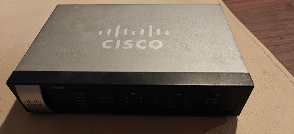 Cisco RV320 gigabit dual wan vpn router, Computers en Software, Netwerk switches, Ophalen of Verzenden, Zo goed als nieuw