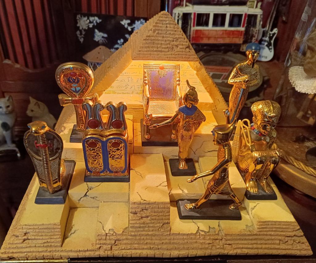 Pyramide lamp met Franklin Mint beeldjes te koop., Enlèvement ou Envoi