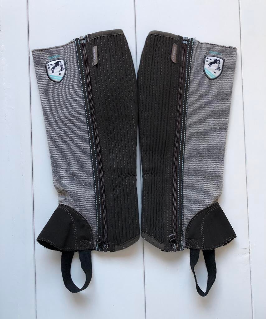 DECATHLON Fouganza chaps 146 152 beenbeschermers beenlappen, Kinderen, Overige typen, Overige soorten, Ophalen of Verzenden