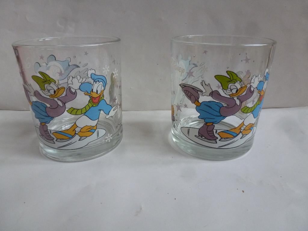 2 x glas Disney   winter Mickey Mouse & Donald Duck & Pluto, Ophalen of Verzenden, Mickey Mouse, Zo goed als nieuw, Servies