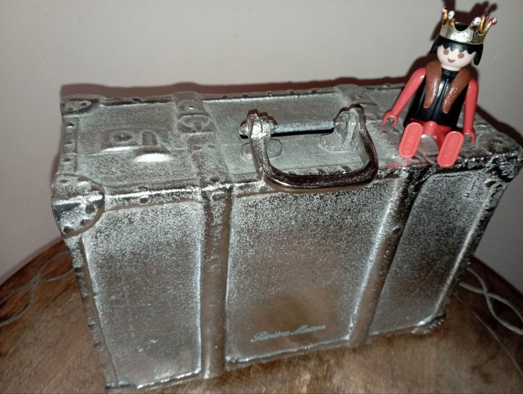 651) Riviera Maison Suitcase Money Bank, Ophalen of Verzenden, Zo goed als nieuw, Metaal of Blik, Overige thema's
