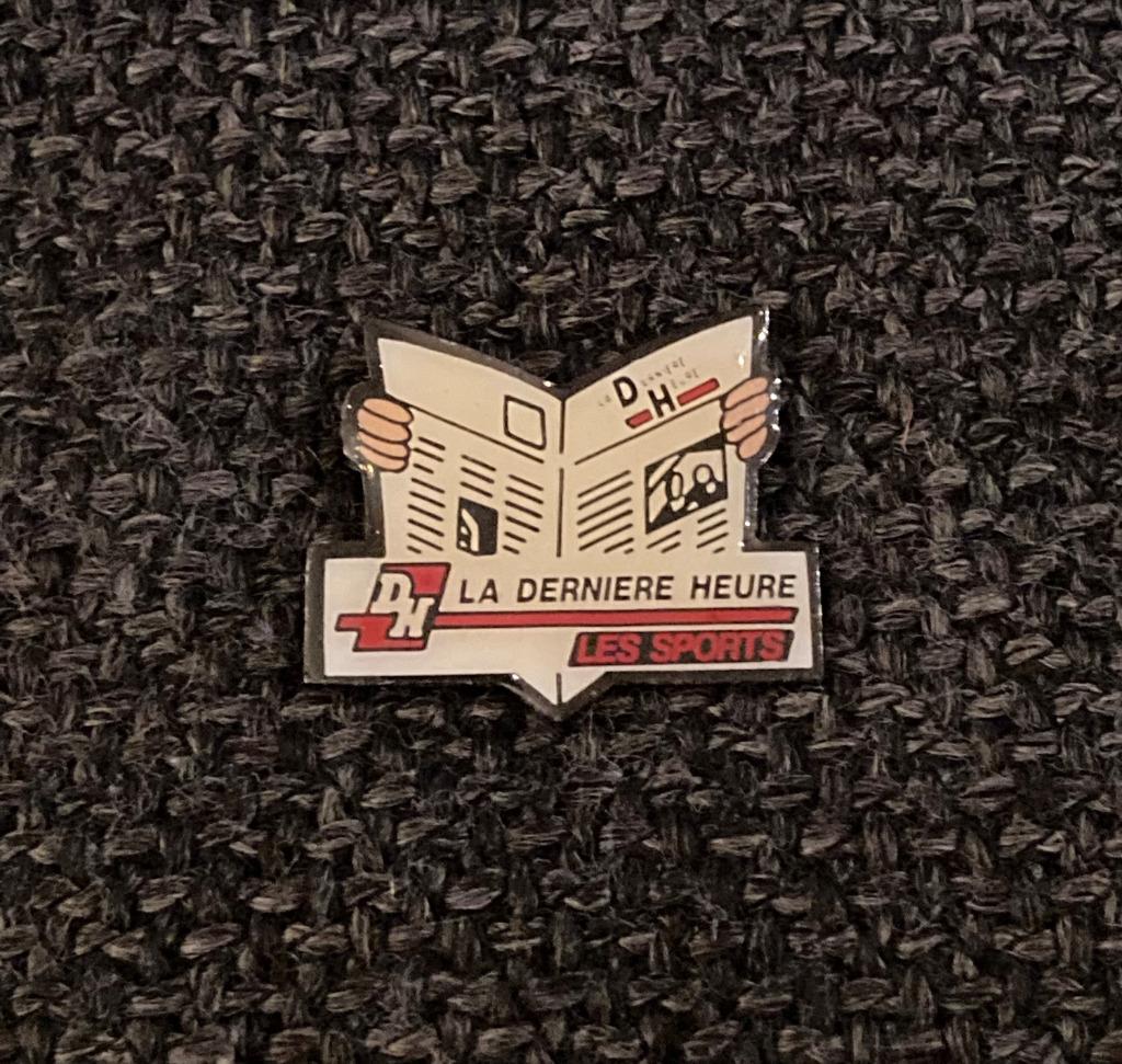 PIN - DH - LA DERNIÈRE HEURE - LES SPORTS, Collections, Envoi, Utilisé, Sport, Insigne ou Pin's