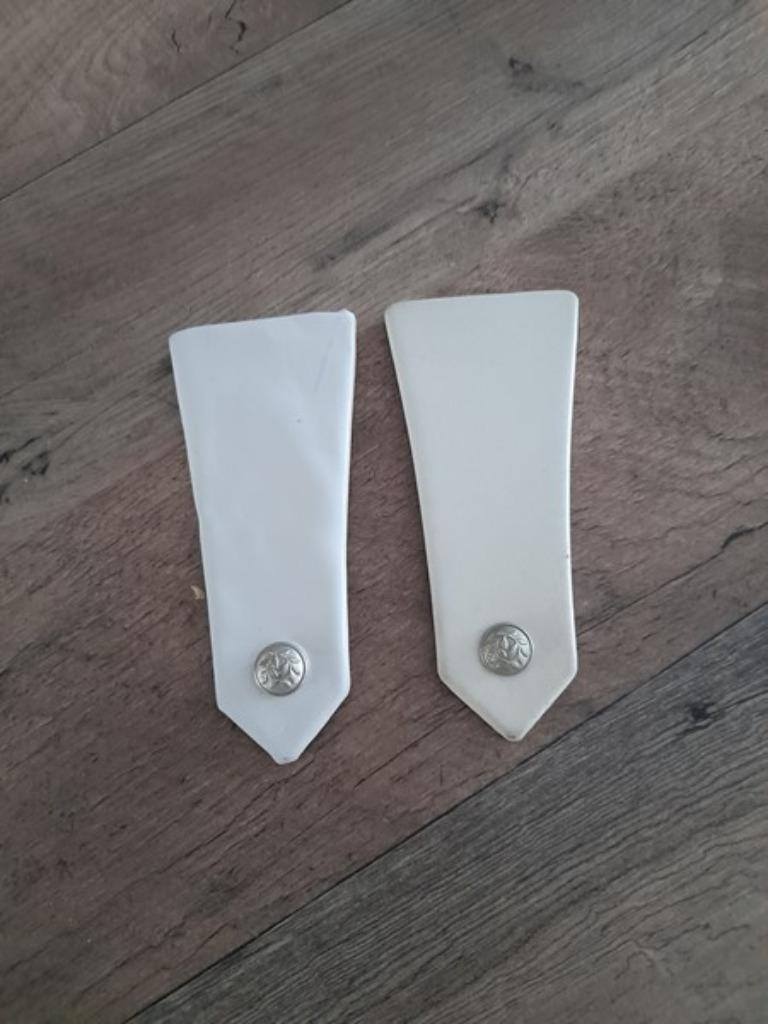 paar witte kunstleren epauletten, Ophalen of Verzenden, Rijkswacht, Kleding of Schoenen