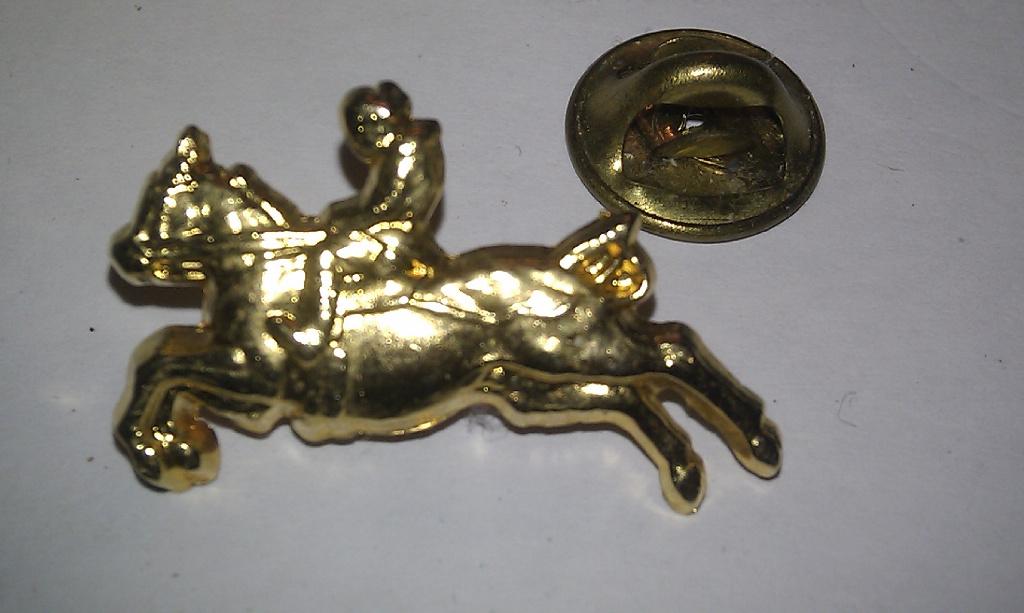 Pin's métallique doré - le cavalier - Neuf, Collections, Broches, Pins & Badges, Enlèvement ou Envoi, Neuf, Sport, Insigne ou Pin's