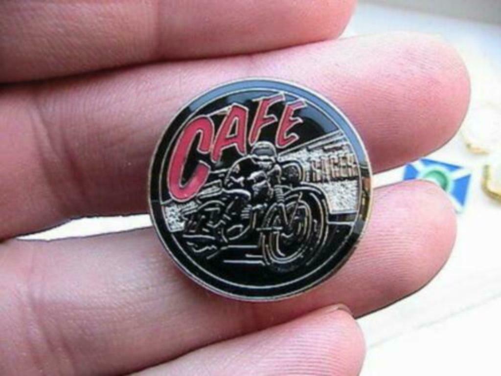 Café Racer moto motor motorfiets metalen pin - 25 mm, Ophalen of Verzenden, Nieuw, Speldje of Pin