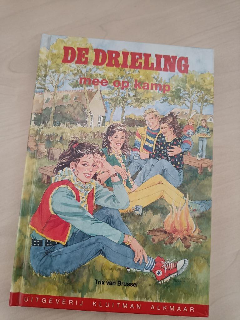 "De drieling mee op kamp" - jeugdboek 10 jaar, Ophalen of Verzenden, Zo goed als nieuw, Trix van Brussel