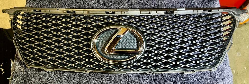 Calandre Lexus is250 f-sport OEM + logo Av/Ar, Auto-onderdelen, Ophalen, Gebruikt, Voor, Lexus