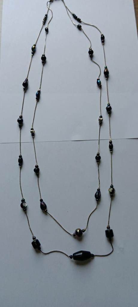 Long collier fantaisie noir reflet bleu, Bijoux, Sacs & Beauté, Colliers, Enlèvement ou Envoi, Bleu, Autres matériaux