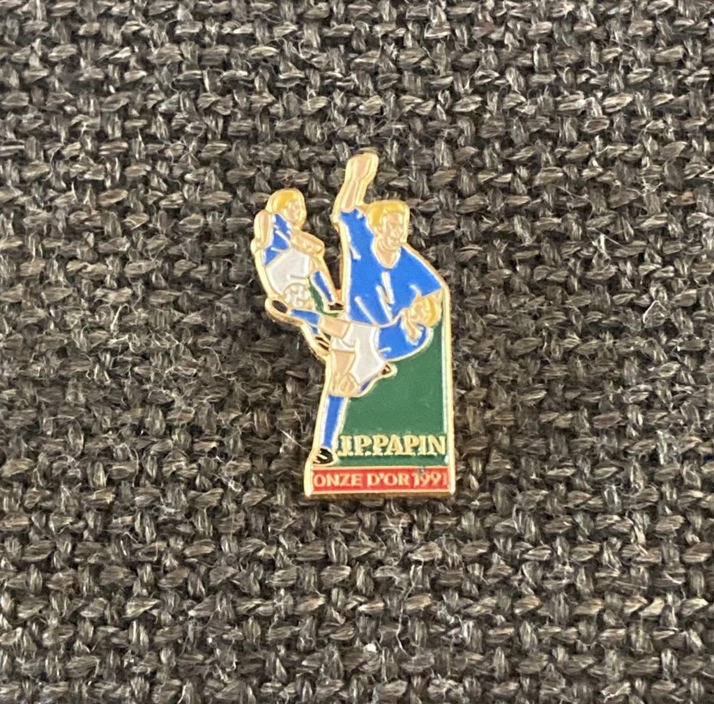 PIN - JEAN-PIERRE PAPIN - VOETBAL - FOOT - FOOTBALL, Envoi, Utilisé, Sport, Insigne ou Pin's
