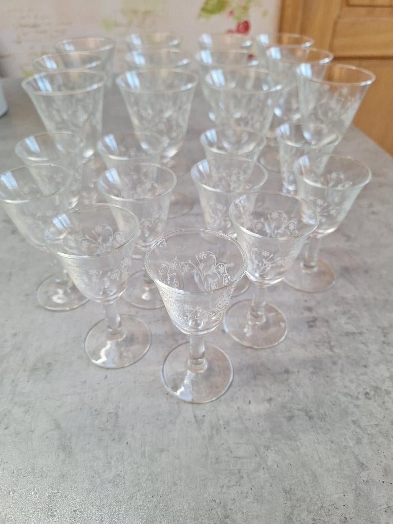 Vintage glazen servies met bloemen motief jaren 1930, Verzamelen, Glas en Drinkglazen, Ophalen, Zo goed als nieuw, Borrel- of Shotglas