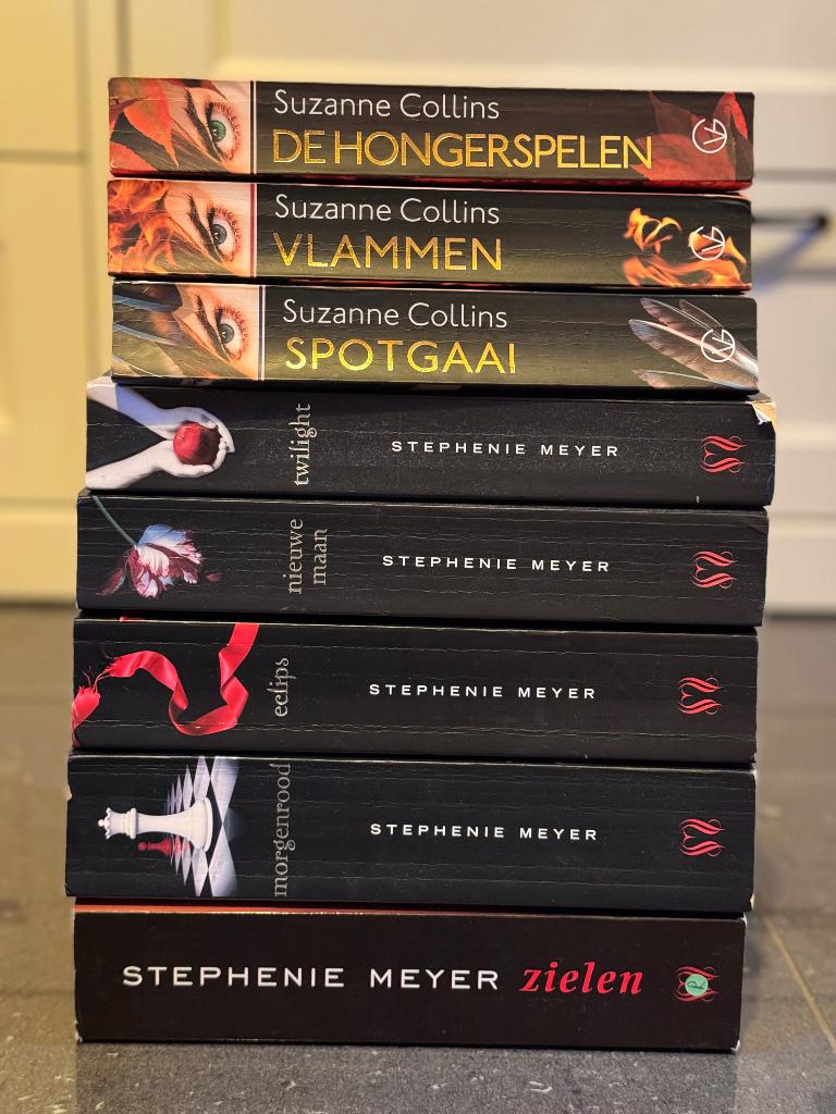 Nederlandse boeken Twilight & the hunger games, Boeken, Ophalen, Gelezen