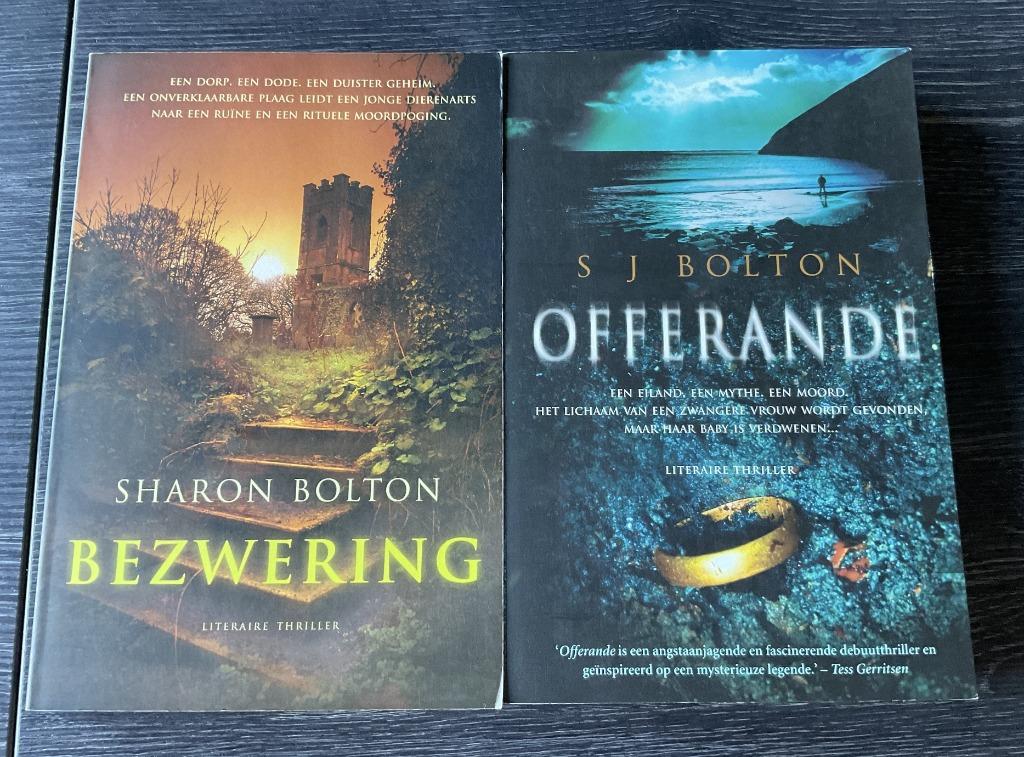 2 boeken Sharon Bolton Bezwering en Offerande - Thrillers, Boeken, Ophalen of Verzenden, Gelezen, Sharon Bolton