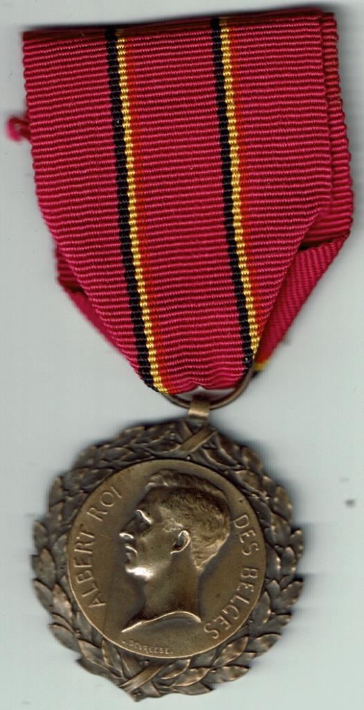 Médaille Roi Albert avec double drapeau tricolore 1914-1918, Envoi