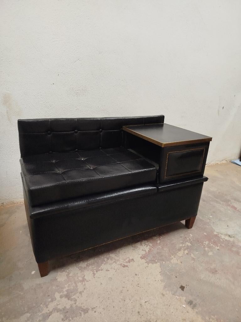 Vintage zwart skai leder halbank/telefoonbank koperaccenten, Antiek en Kunst, Antiek | Meubels | Stoelen en Sofa's, Ophalen of Verzenden