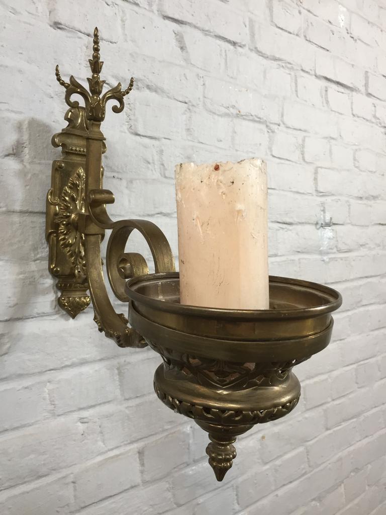 Muurkandelaar van in een kerk, Ophalen