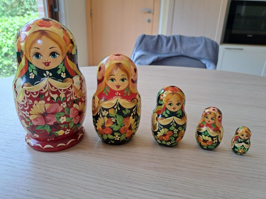 Russische poppen, Ophalen