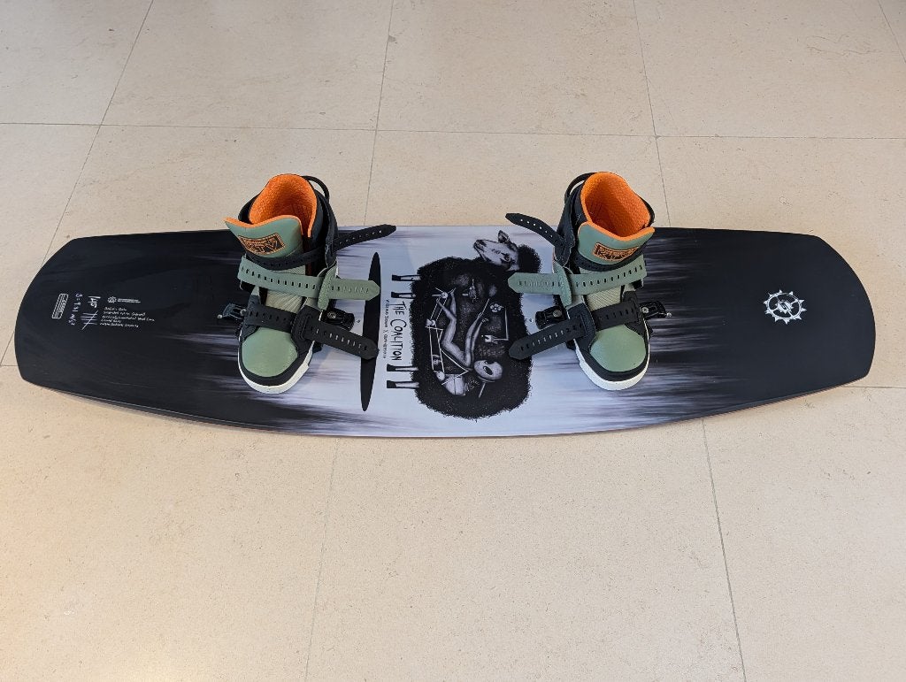 Slingshot Coalition 145 Wakeboard + KTV Boots, Watersport en Boten, Wakeboarden, Ophalen, Gebruikt, Board en Schoenen