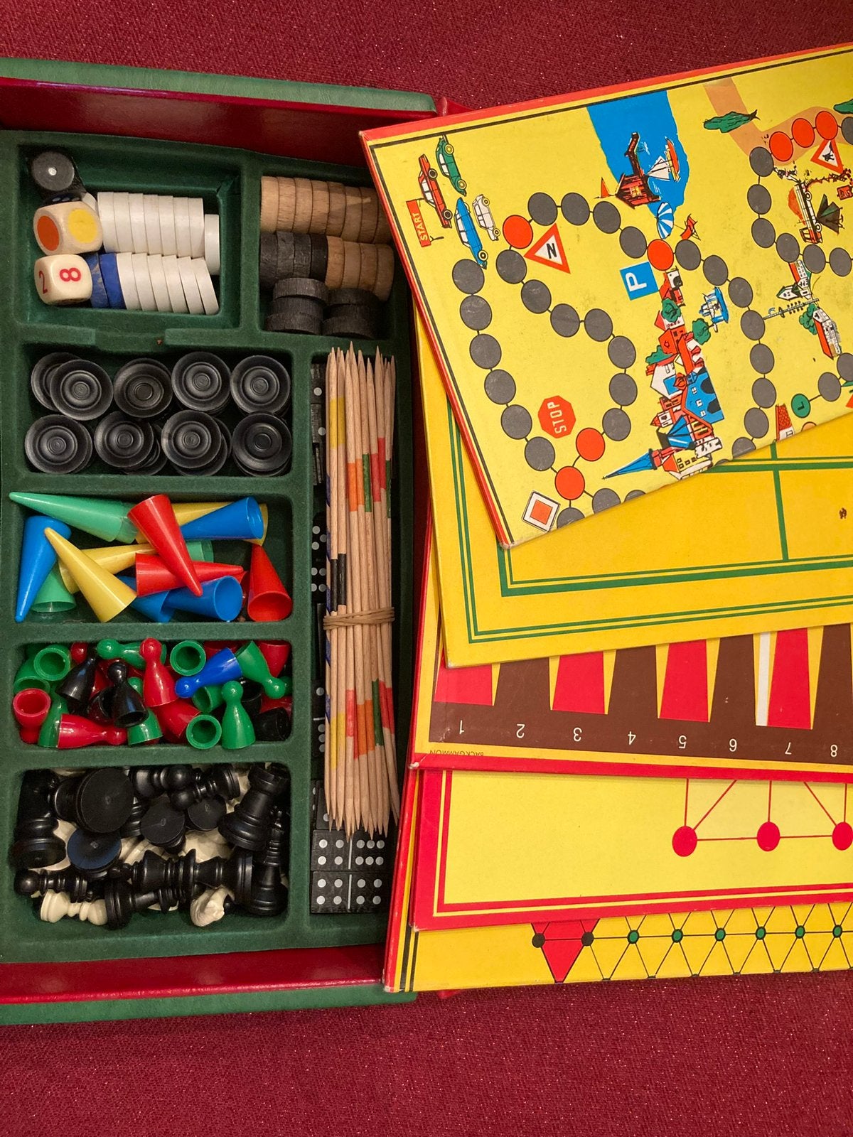 Étui de voyage avec plusieurs jeux de société, Collections, Machines | Machines à sous, Enlèvement, Comme neuf