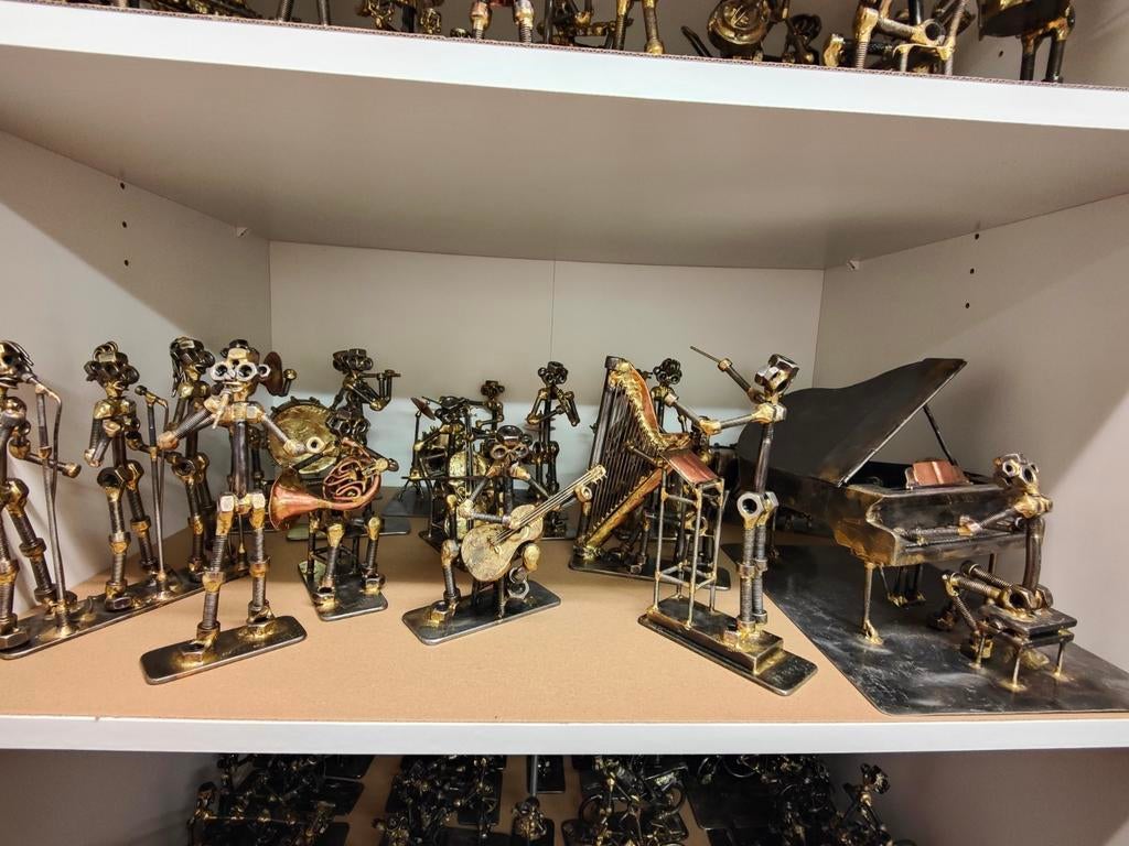 Orkest van moeren en bouten, Dieren en Toebehoren