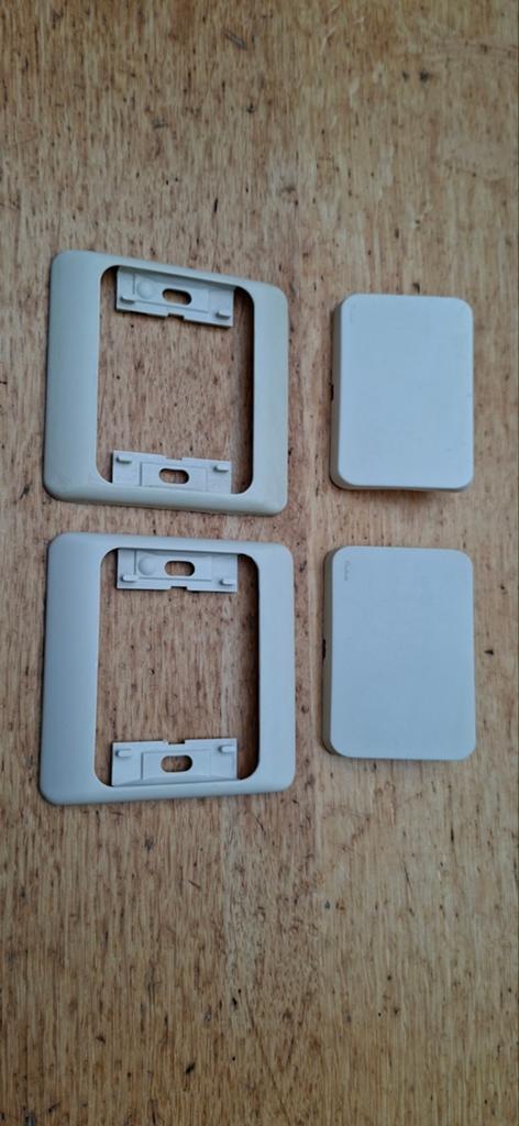 Housse Niko et 2 interrupteurs flexibles. Crème Niko PR20, Bricolage & Construction, Électricité & Câbles, Enlèvement ou Envoi