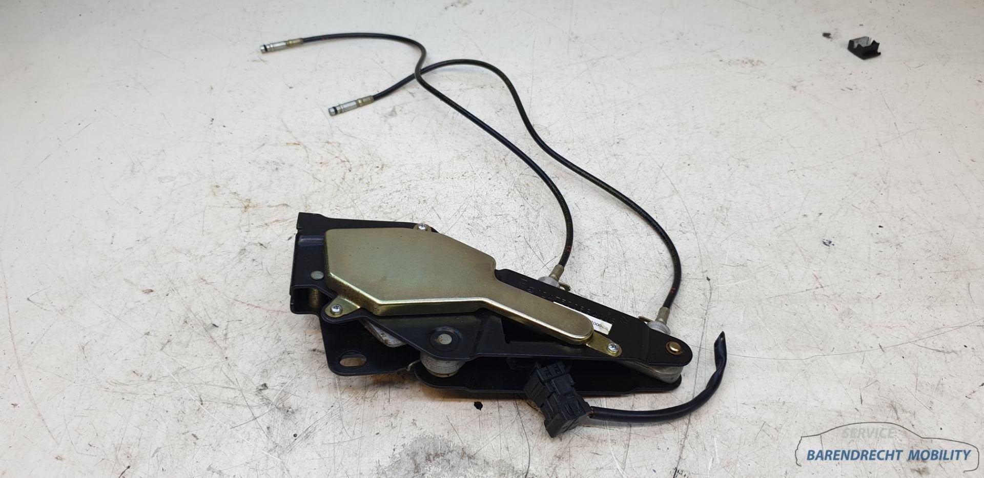 Cabriodak vergrendelslot CLK W208 / W124 1247500684 tonneau, Gebruikt, Mercedes-Benz AG, Mercedes-Benz, Mercedesstrasse 120
70372  Stuttgart, DE
